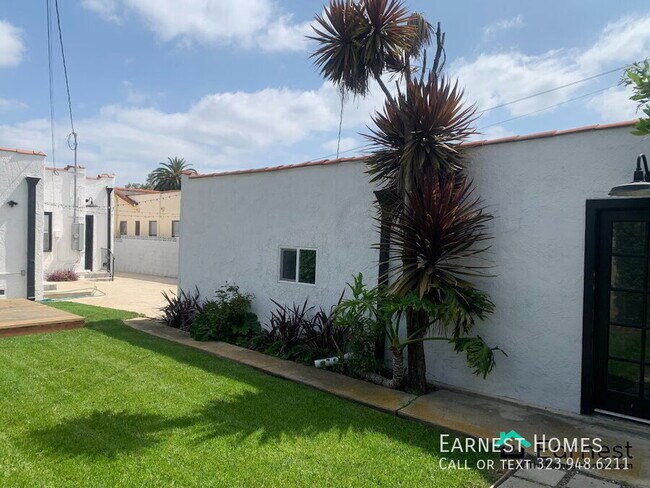Building Photo - 2032 W 80th St
