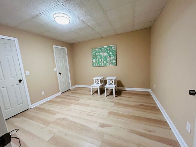 Building Photo - Incredible 4 bedroom/5 bath Tri-level home in Willoughby Park in NW Greensboro with finished base...