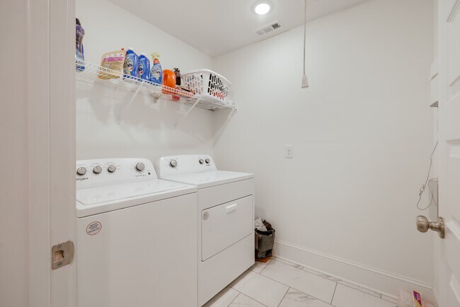 Building Photo - 374 Arch St