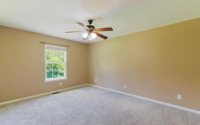 Building Photo - 380 Farmway Dr SE