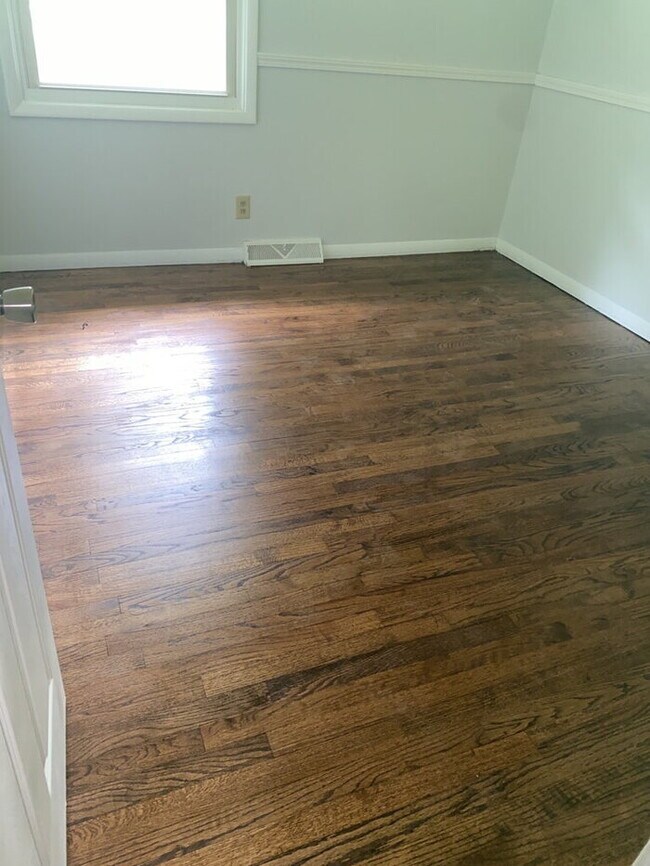 Building Photo - "Charming 3-Bed, 2-Bath Home at 109 Calhoun Ave: Your Serene Retreat in Pendleton!"