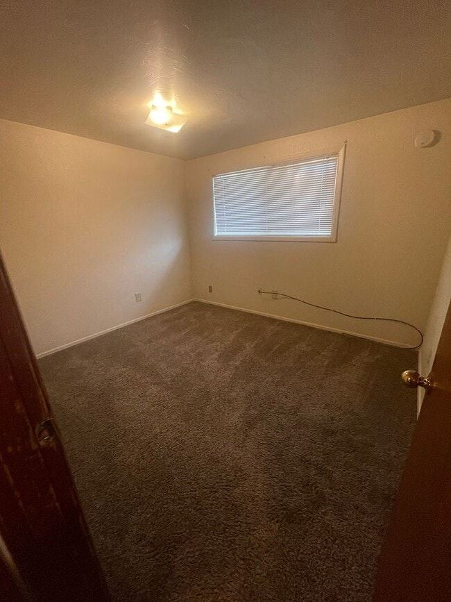 Building Photo - Large Two Bedroom Conveniently located Amenities!