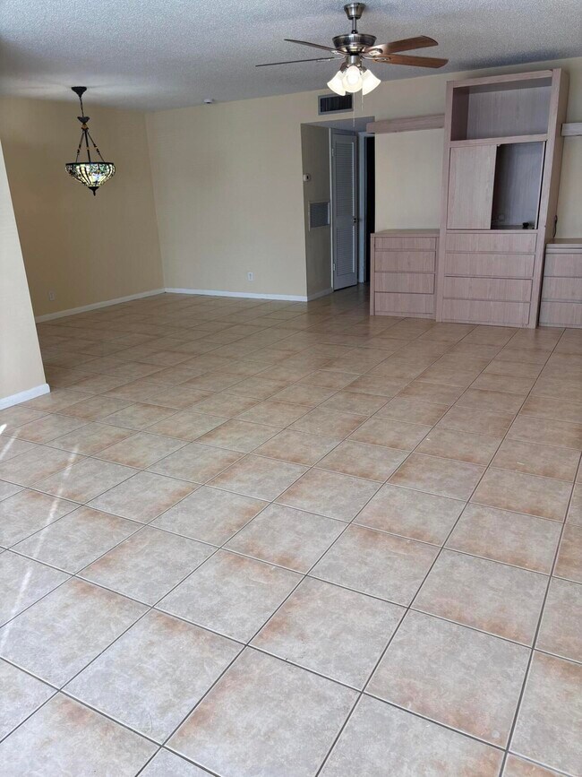 Building Photo - 707 High Point Blvd N