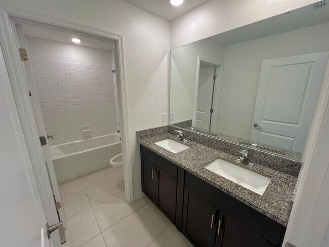 Building Photo - Sapcious 5-Bedroom Home In Quiet Lakeland ...
