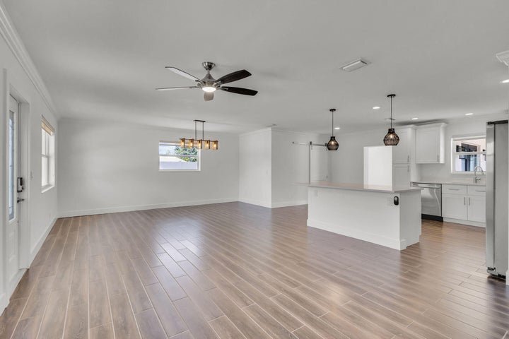 Building Photo - 204 W Whitney Dr