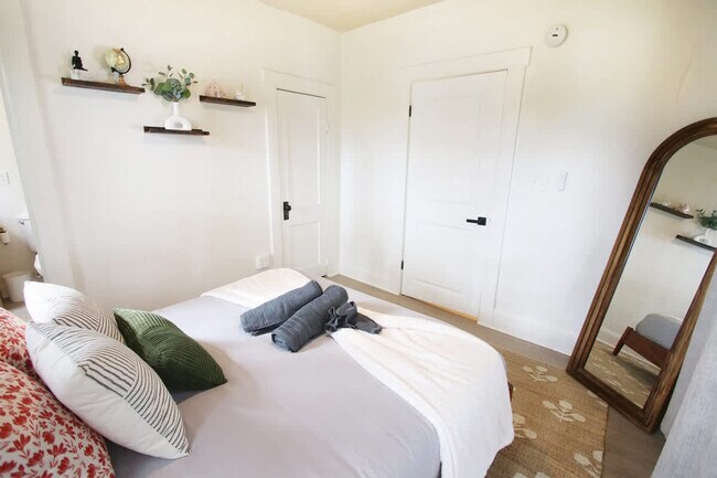 Building Photo - 102 W Emma St