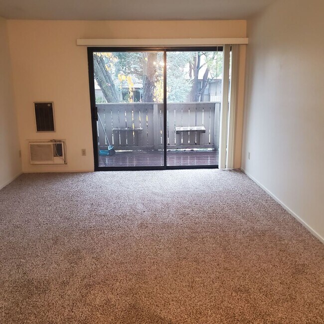 Building Photo - Location, Location! Easy Living in Walnut Creek near Heather Farms/John Muir