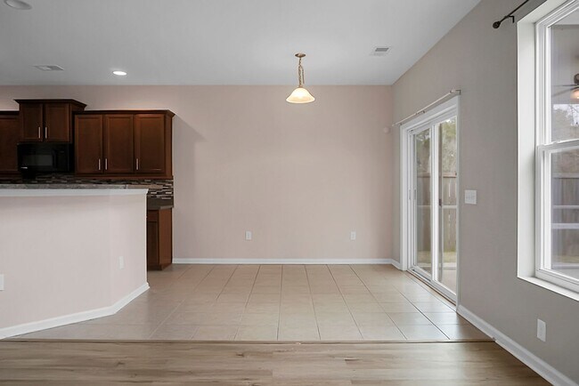 Building Photo - 3 bedrooms, 2.5 bathrooms  2-car garage in...