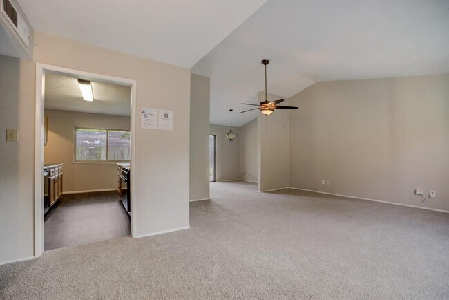 Building Photo - 2822 Canary Ln