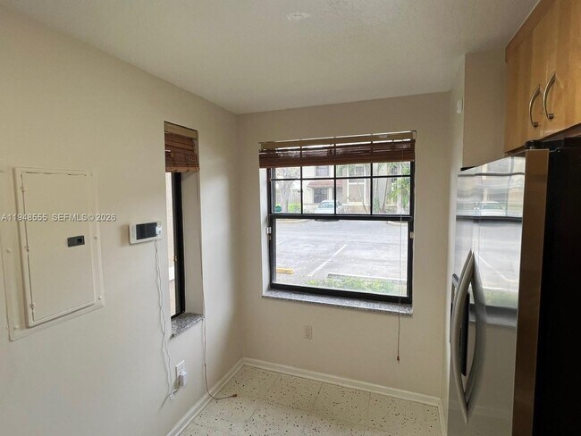 Building Photo - 252 City View Dr