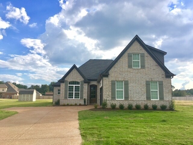 Building Photo - Now Leasing A Spacious 4 Bedroom 2 Bath Ho...