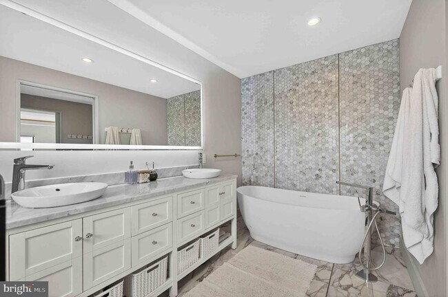 Building Photo - 911 S Oak St