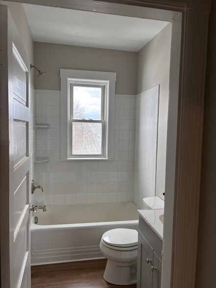 Building Photo - 206 Jewett St