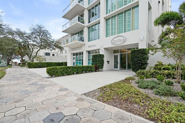 Building Photo - 176 4th Ave NE