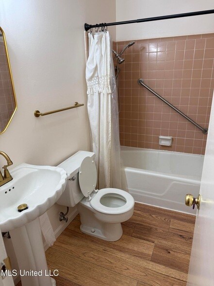 Building Photo - 2507 Middlecoff Dr