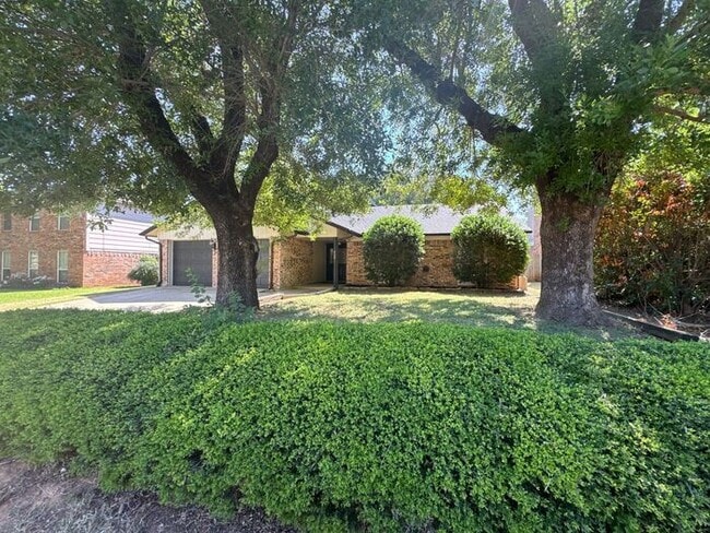 Building Photo - **Spacious 3BR/2BA Home with Covered Patio...