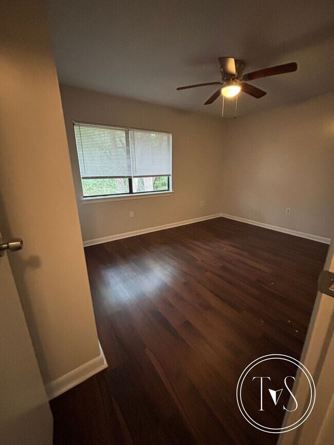 Building Photo - RATE DROP ALERT (was $1590/month)!