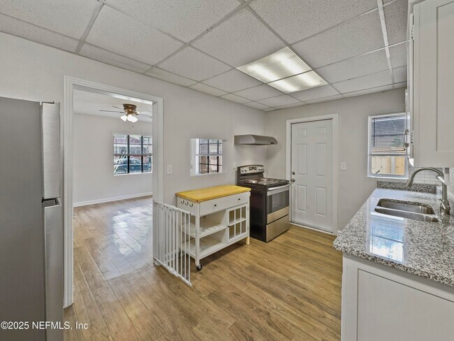 Building Photo - 839 Acosta St