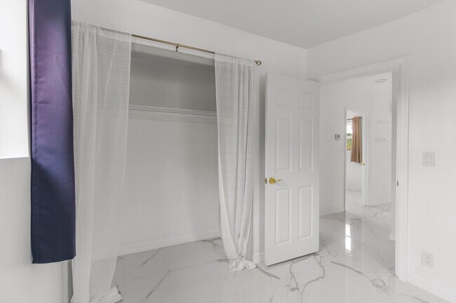 Building Photo - 201 NE 28th Ct