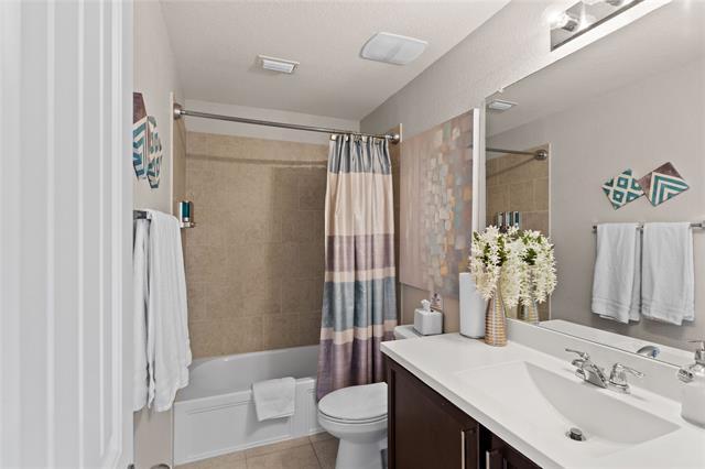 Building Photo - 1420 Alamandine Ave