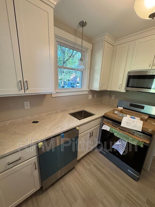 Building Photo - 107 N Meadowcroft Ave