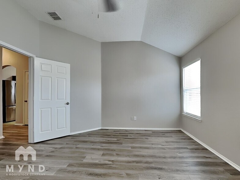 Building Photo - 1122 Buckingham Dr