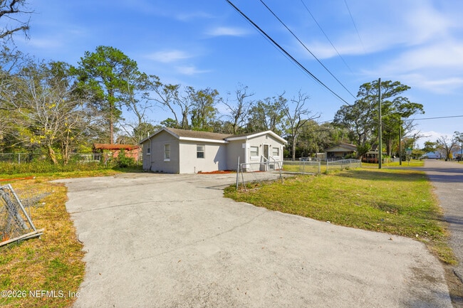 Building Photo - 2002 St Clair St