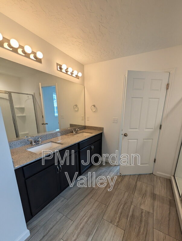 Building Photo - 2123 Wallflower Dr