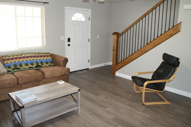 Building Photo - 195 Robison Dr