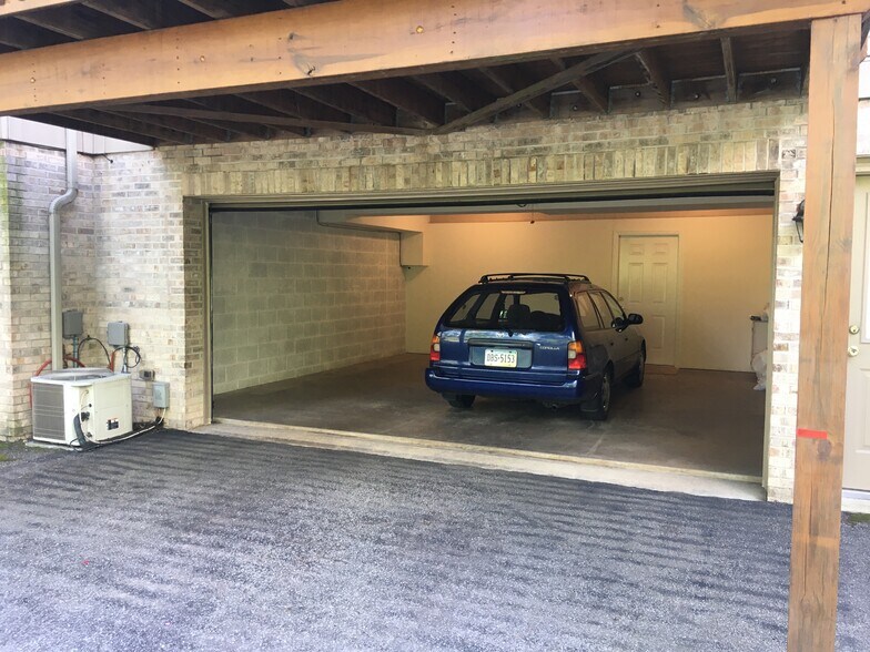 Building Photo - 2426 Rochester Rd