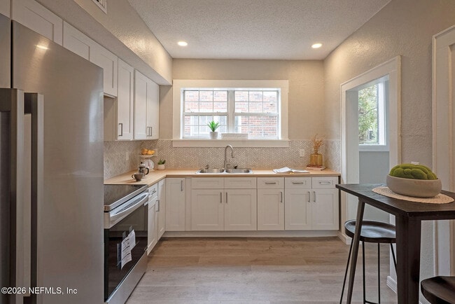 Building Photo - 325 Alder St