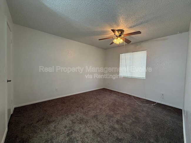 Building Photo - 533 W Guadalupe Rd