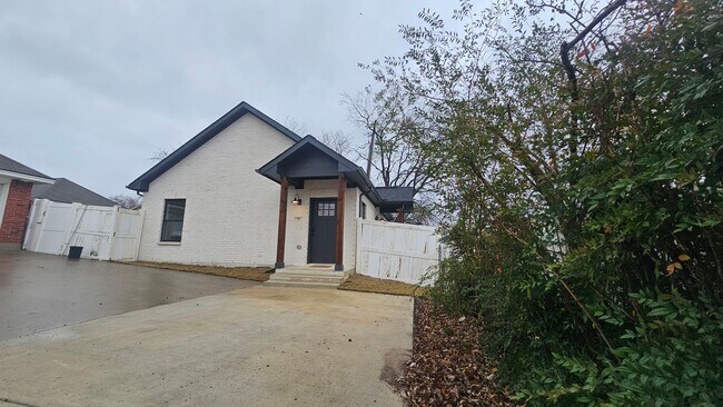 Building Photo - 3817 Yellowstone Pl