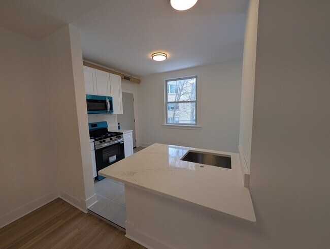 Building Photo - 1522 W Ardmore Ave