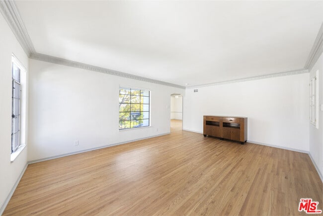 Building Photo - 1033 S Tremaine Ave