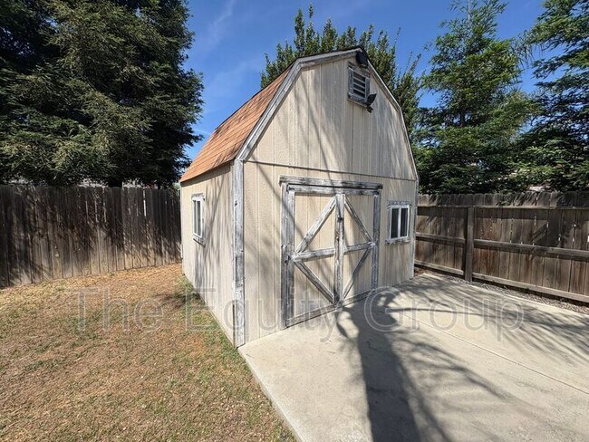 Building Photo - 3316 W Wren Ave