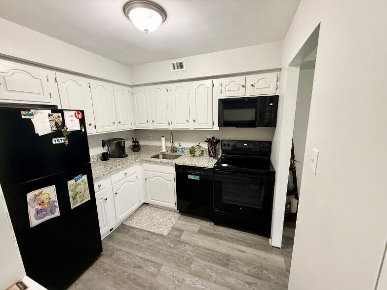 Building Photo - 20 Hollybrooke Dr