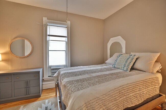 Building Photo - Lyndale Livings