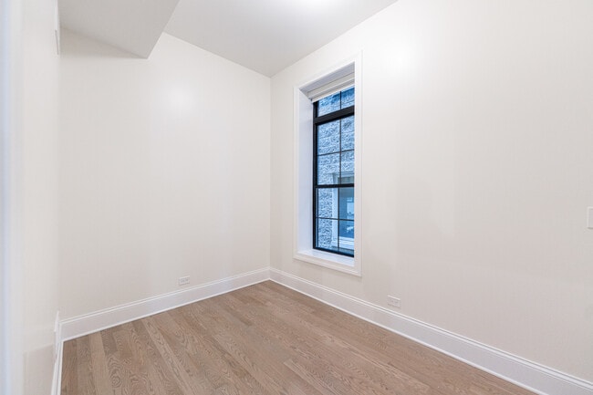 Building Photo - 509 W Armitage Ave