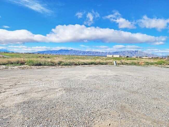 Building Photo - 2321 E Calvada Blvd