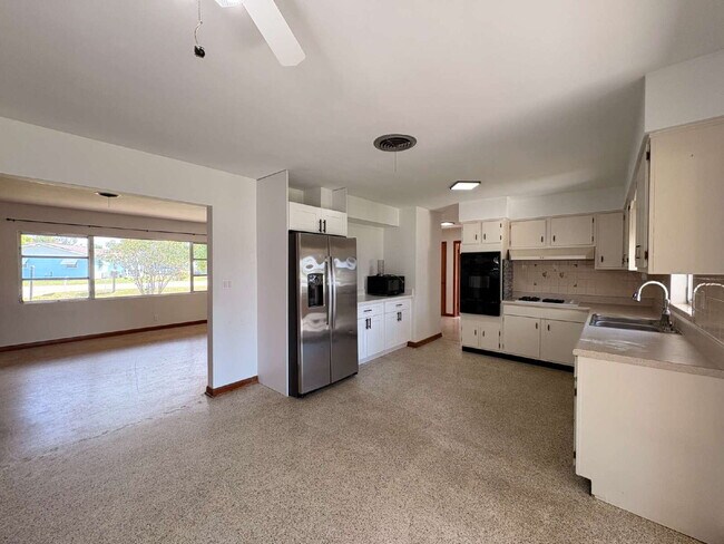 Building Photo - Ready to move-in 2-bedroom, 2-bath residence in the heart of Summerfield!