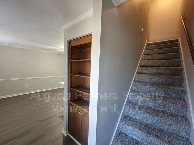 Building Photo - 3921 Miramar Dr Ext