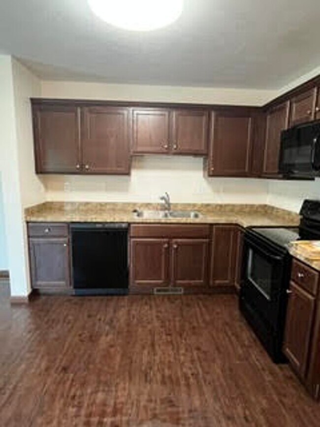 Building Photo - 585 Birch Hill Dr