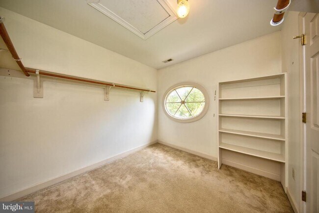 Building Photo - 210 King Johns Ct