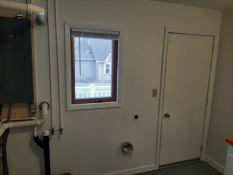 Building Photo - 305 8th St