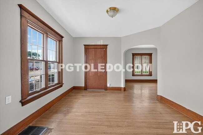 Building Photo - 3318 Stickney Ave