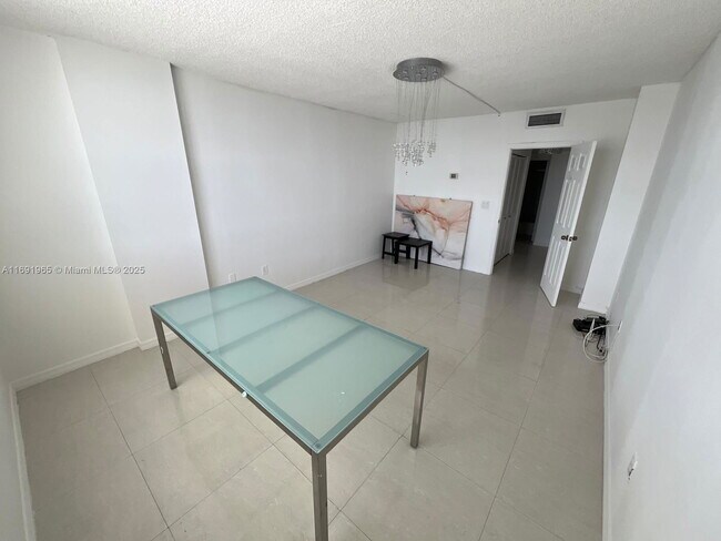 Building Photo - 500 Bayview Dr