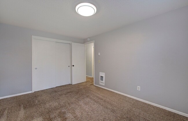 Building Photo - 2 BEDROOM, 1 BATH DUPLEX W/FENCED YARD!