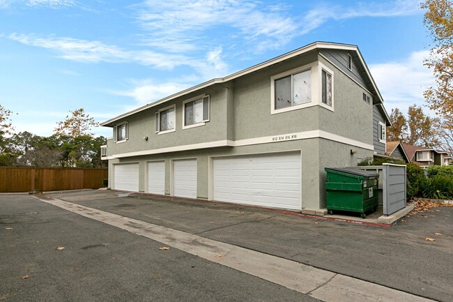 Building Photo - ***AMAZING 2 Bed 2 Bath TOWNHOME***GARAGE*...