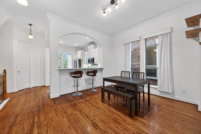 Building Photo - 2308 Bastrop St